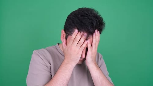 Hombre que tiene migraña