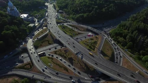 Vue aérienne du mouvement de la voiture sur le viaduc autoroutier à l'intersection d'une autoroute urbaine en été