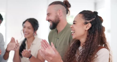 Gewinner, Applaus und Erfolg mit einem Geschäftsteam, das zur Motivation in seinem Büro zusammenklatscht