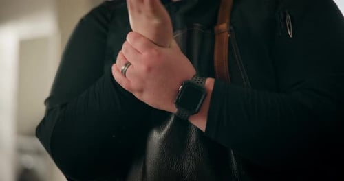 El dolor articular, el cuidado y las manos del hombre en casa con artritis, fisioterapia y masajes para aliviarlo