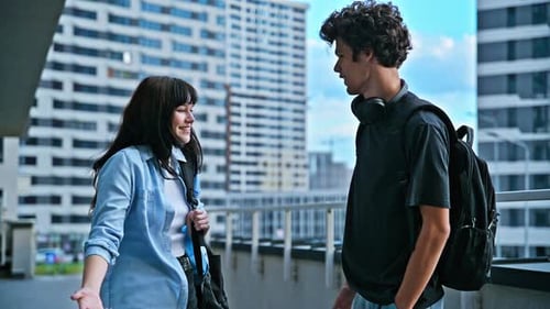 Amigos adolescentes que se reúnen con estudiantes universitarios, un chico y una chica adolescentes dándose la mano al aire libre