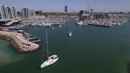 Dos veleros que salen de un puerto deportivo en Herzliya, Israel