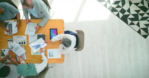 Personnes chargées des réunions, de la planification et des affaires avec des documents pour le marketing numérique