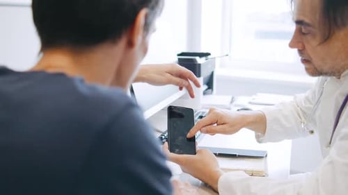 Un profesional de la salud habla sobre el bienestar y la salud con un paciente en un consultorio luminoso y acogedor