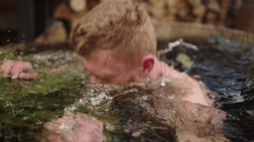 Testemunhe o revigorante contraste de temperatura no centro de spa como um homem atlético sem medo