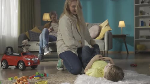 Junge Familie verbringt Wochenende zusammen im Wohnzimmer Zeitlupe