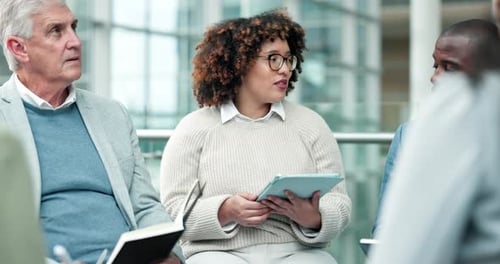 Workshop, palestrante e planejamento com mulher em reunião para conferência, seminário e gerenciamento de projetos