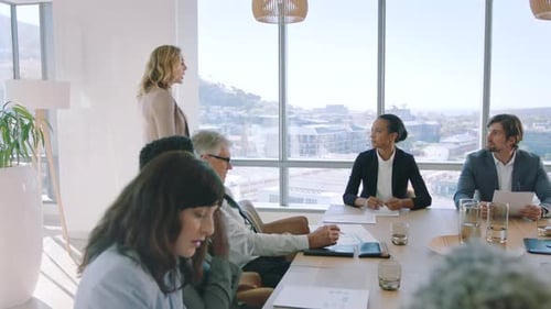 Reunião de negócios, conferência e gerente feminina com proposta de estratégia da empresa