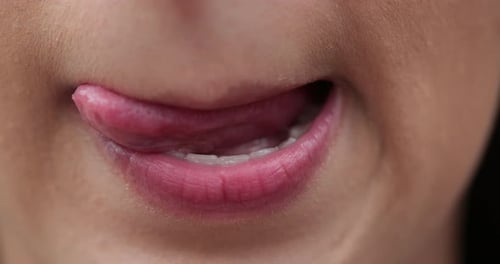 La bouche d'une fille affamée veut manger en se léchant les lèvres