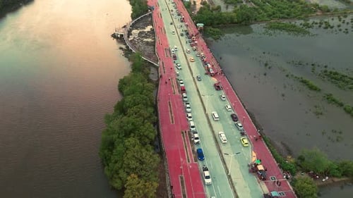 Vista aérea del puente con tráfico y vía fluvial — Paisaje urbano