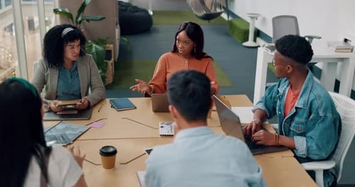 Pessoas de negócios, diversidade ou reunião com documentos de escritório modernos, laptop de marketing digital