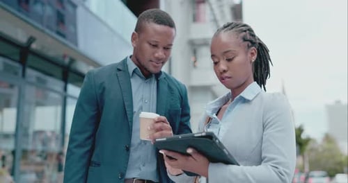 Des Noirs heureux, une tablette et des affaires dans la ville pour le marketing numérique