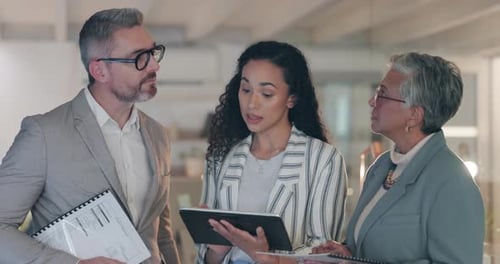 Empresários, tablet e reunião em equipe, discussão sobre a estratégia do projeto