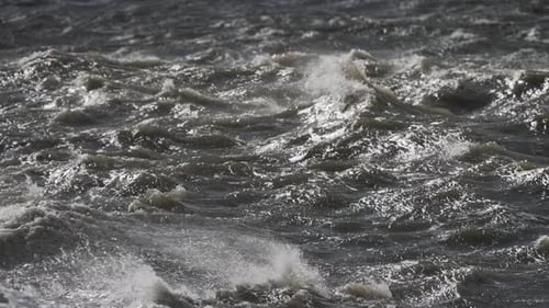 Una imagen fija de aguas salvajes en medio del mar cerca de la ciudad de IJmuiden, Países Bajos.
