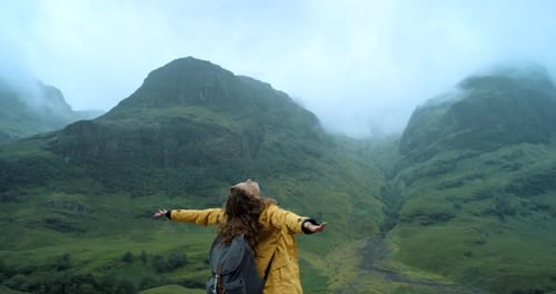Liberdade, montanhas e mulheres viajam com felicidade após férias de aventura, trekking e natureza
