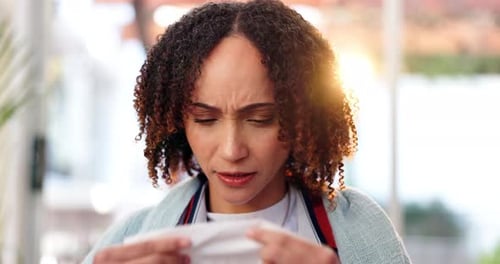 Mujer enferma, gripe y sonarse la nariz con pañuelos de papel para detectar la sinusitis, una enfermedad o un virus causado por un resfriado en casa