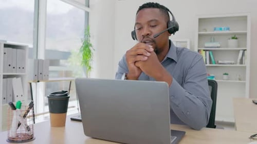 Consultoria, videochamada e homem negro no laptop do escritório para atendimento ao cliente