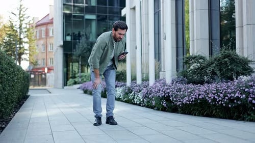Homem com dor no joelho usando telefone