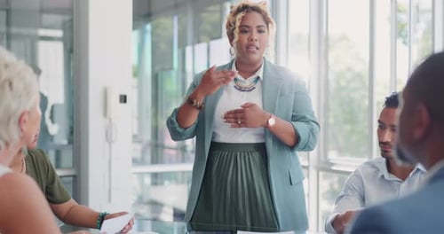 Mulher de negócios, mentora e coaching em reunião para marketing, publicidade