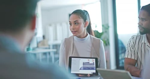 Apresentação, reunião ou pessoas de negócios com tablet para o crescimento da empresa