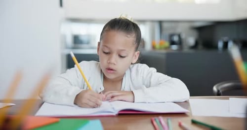 Niña, niño y escritura en casa con deberes, aprendizaje y cuaderno para la educación en la mesa