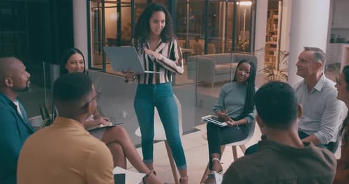 Empresários, instrutor ou apresentação em treinamento em workshop, colaboração