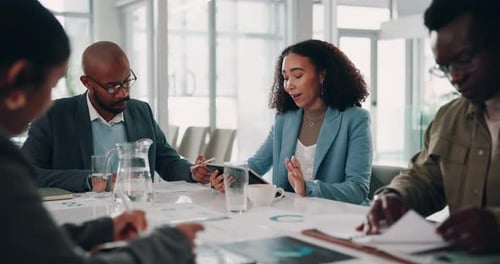 Empresários, reuniões e tablet na empresa para gerenciamento de projetos ou ideias em um escritório moderno