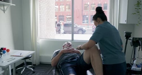 Vídeo do naturoprático tratando um cliente do sexo masculino