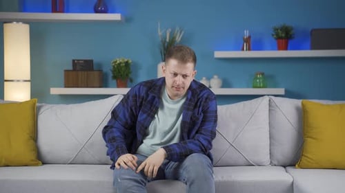 Homem frustrado fica com raiva.