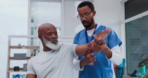 Rehabilitación, dolor de hombro o médico con un hombre mayor para fisioterapia, curación corporal o recuperación