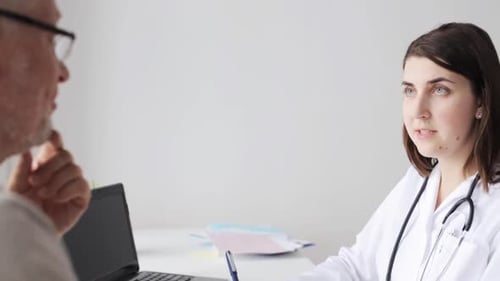 Concepto de medicina, edad, cuidado de la salud y personas: hombre mayor y médico reunidos en el consultorio médico Un...