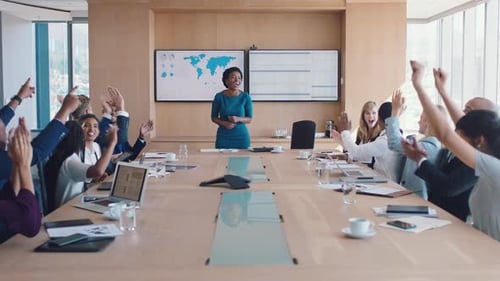 Cumprimente, sucesso ou empresários aplaudem o crescimento da empresa