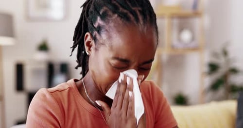 Enferma, mujer y pañuelo de papel para sonarse la nariz en el salón de casa, alergia a la fiebre del heno y virus del resfriado