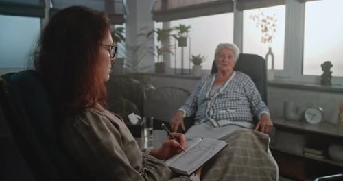 El lugar de trabajo de una psicóloga especialista escucha la historia de la paciente