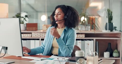 Mulher frustrada, dor de cabeça e fone de ouvido com dor de esgotamento, pressão ou tensão no escritório