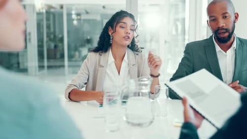 Pessoas, reuniões e documentos no escritório para negócios, planejamento de campanhas e colaboração empresarial