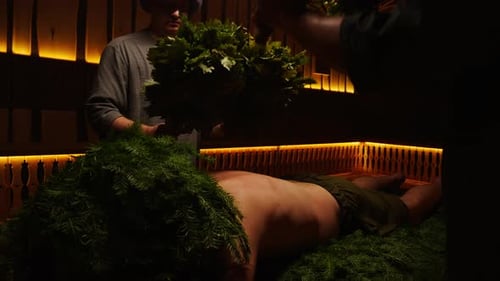 Alta temperatura e umidade do ar no banho de vapor tradicional Man Relaxing Steaming By Oak Vassouras