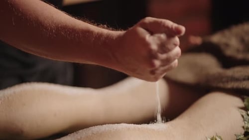 Esfoliante de sal natural Relax And SPA para pele em banho de vapor Procedimentos tradicionais no centro de saúde