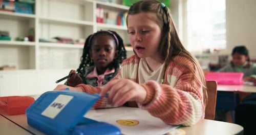 Papelería, escritura y niños en clase con papel para el aprendizaje, el desarrollo y el conocimiento de los niños