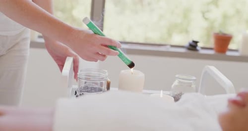 Cura tradicional usando a técnica de aquecimento da moxa para circulação