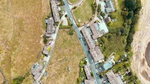 Imagens aéreas de drone de uma típica vila rural inglesa de Yorkshire com moinhos. Filmado em Leeming acima