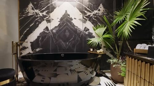 Luxus-Badezimmer mit schwarzer Keramikbadewanne und Marmorpaneelen. Dolly Up geschossen