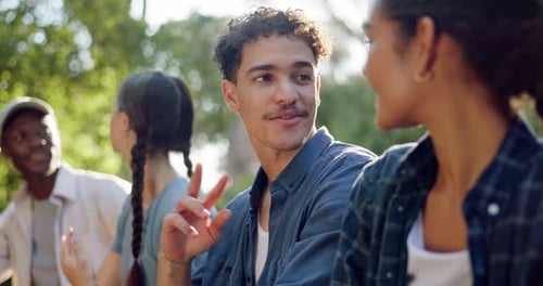 Caminhadas, amigos e pessoas na natureza conversando para se relacionar, relaxar e conversar ao ar livre