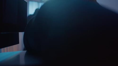 Un voleur masqué noir ouvre le coffre et vole de l'argent et des bijoux en gros plan