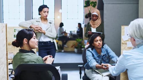 Startup, empresários e reunião para brainstorming, estratégia de marketing