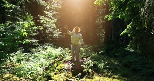 Persona femenina relajándose al aire libre en un tranquilo paisaje verde en armonía