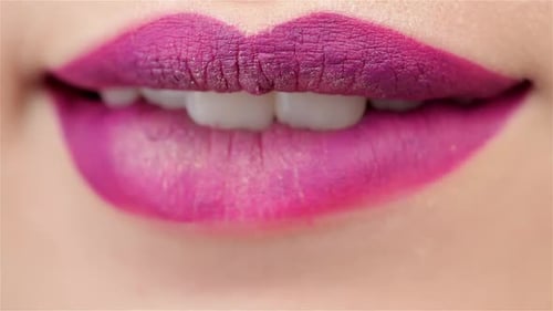 Jolie femme se mord la lèvre