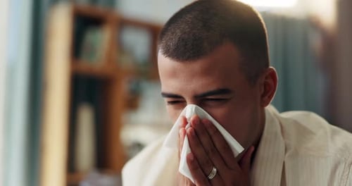 Hombre enfermo, gripe y sonarse la nariz con pañuelos desechables, alergia o infección viral por sinusitis o virus en el hogar