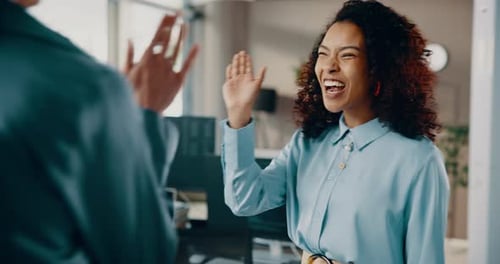 Negócios, pessoas e caminhada com os cinco melhores no cargo para crescimento de KPIs, sucesso de campanhas ou trabalho em equipe