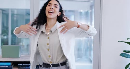 Mulher de negócios, celebração e dança no escritório para o sucesso, promoção